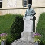 05. Sculpture de Pierre Canisius devant le collège St-Michel (Photo : SJ-Bild)