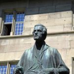 06. Sculpture de Pierre Canisius devant le collège St-Michel (Photo : SJ-Bild)