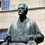 07. Sculpture de Pierre Canisius devant le collège St-Michel (Photo : SJ-Bild)