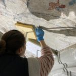 27. Restauration de la chapelle du St-Sépulcre par l’atelier Olivier Guyot. Consolidation et refixage en cours. (Photo : atelier O. Guyot)