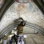 30. Restauration de la chapelle du St-Sépulcre par l’atelier Olivier Guyot. Retouche des fonds en cours (Photo : atelier O. Guyot)